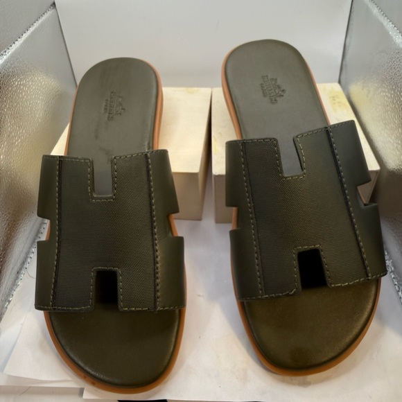 HERMES IZMIR MENS LEATHER SANDALS WITH THE ICONIC HERMES H DESIGN. Size 41.